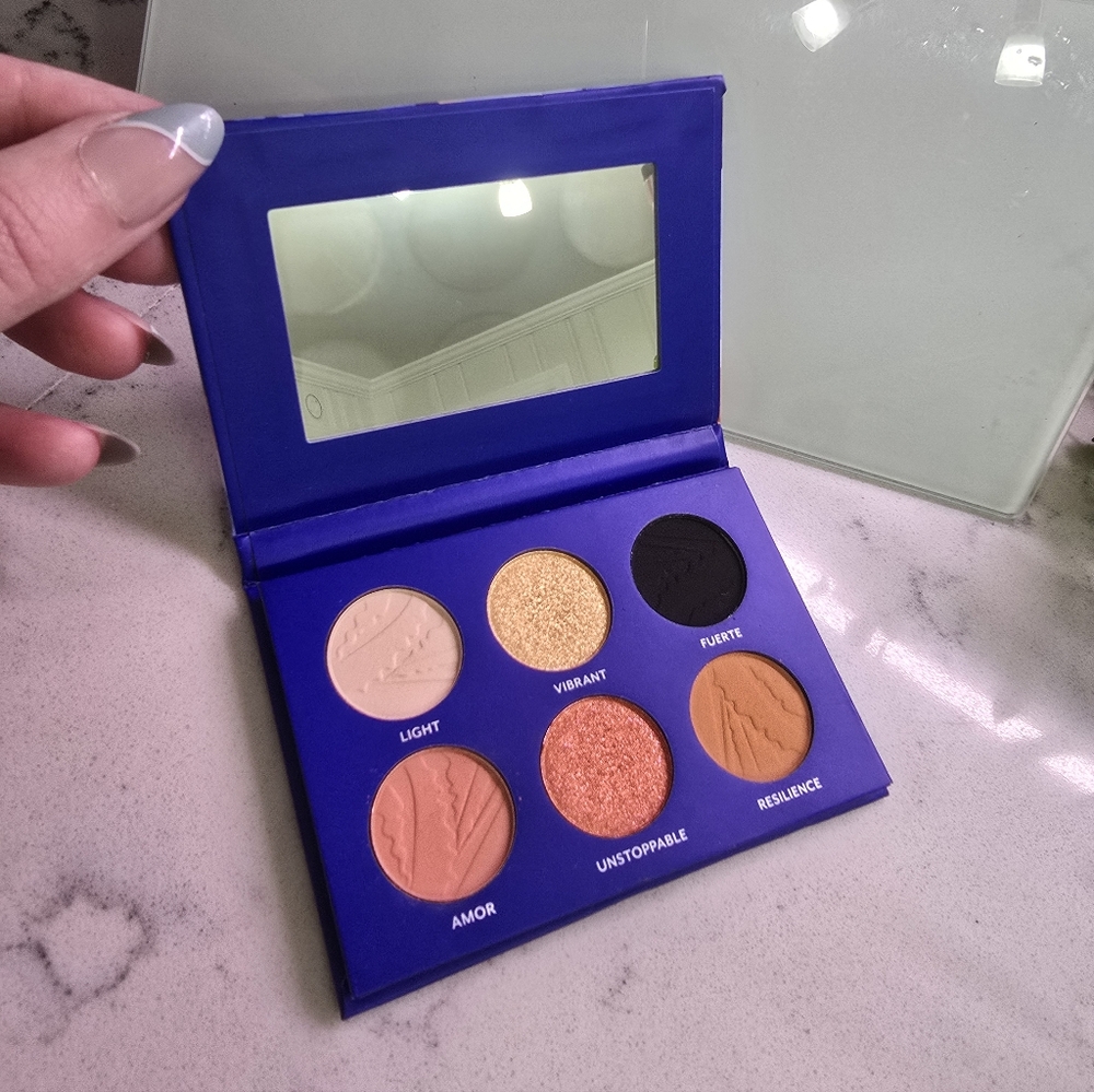 Tresluce I Am Siempre Divina Eyeshadow Palette